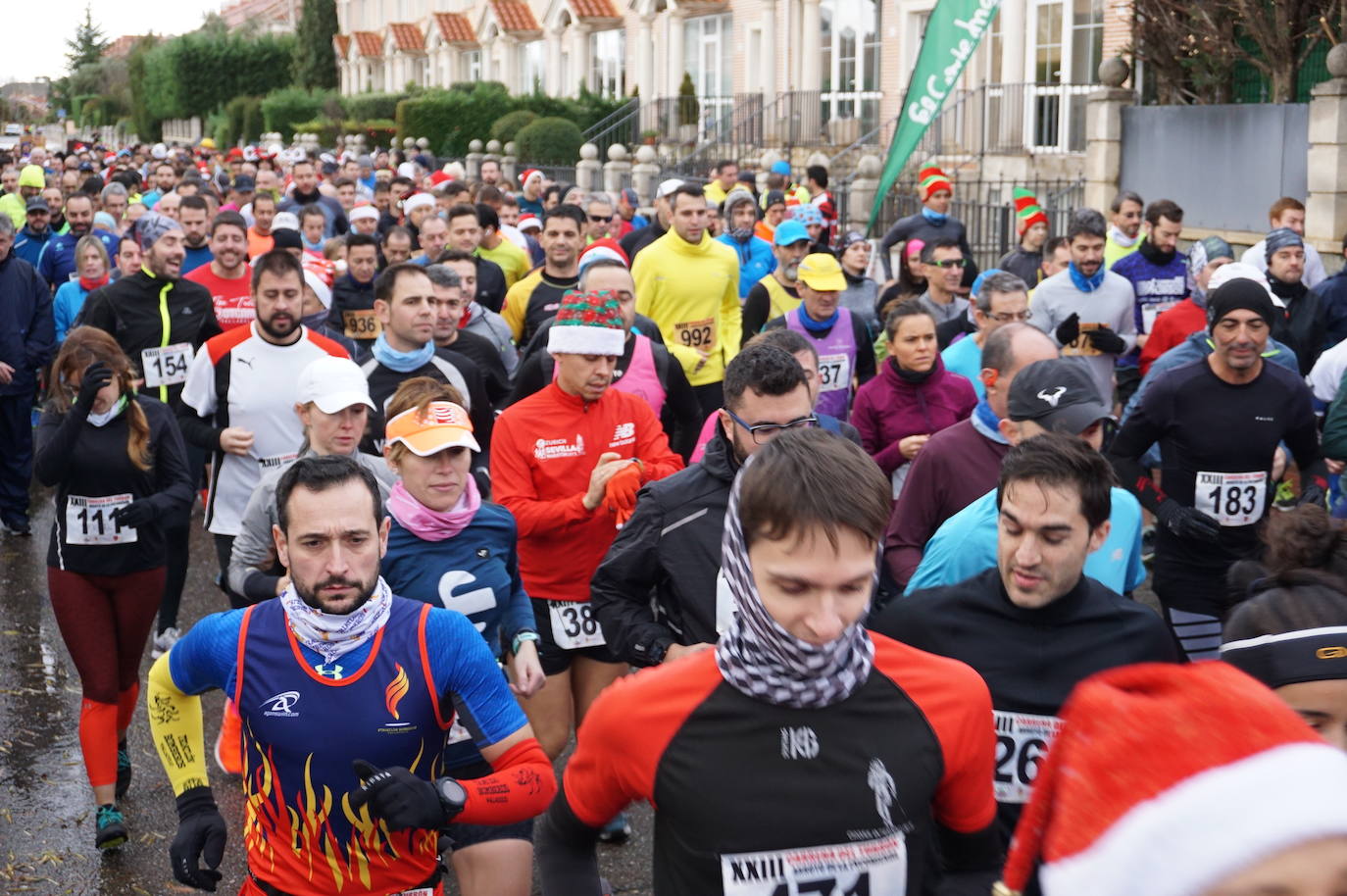 Los alegres y divertidos disfraces cobran protagonismo cada año en la Carrera del Turrón de Arroyo. 