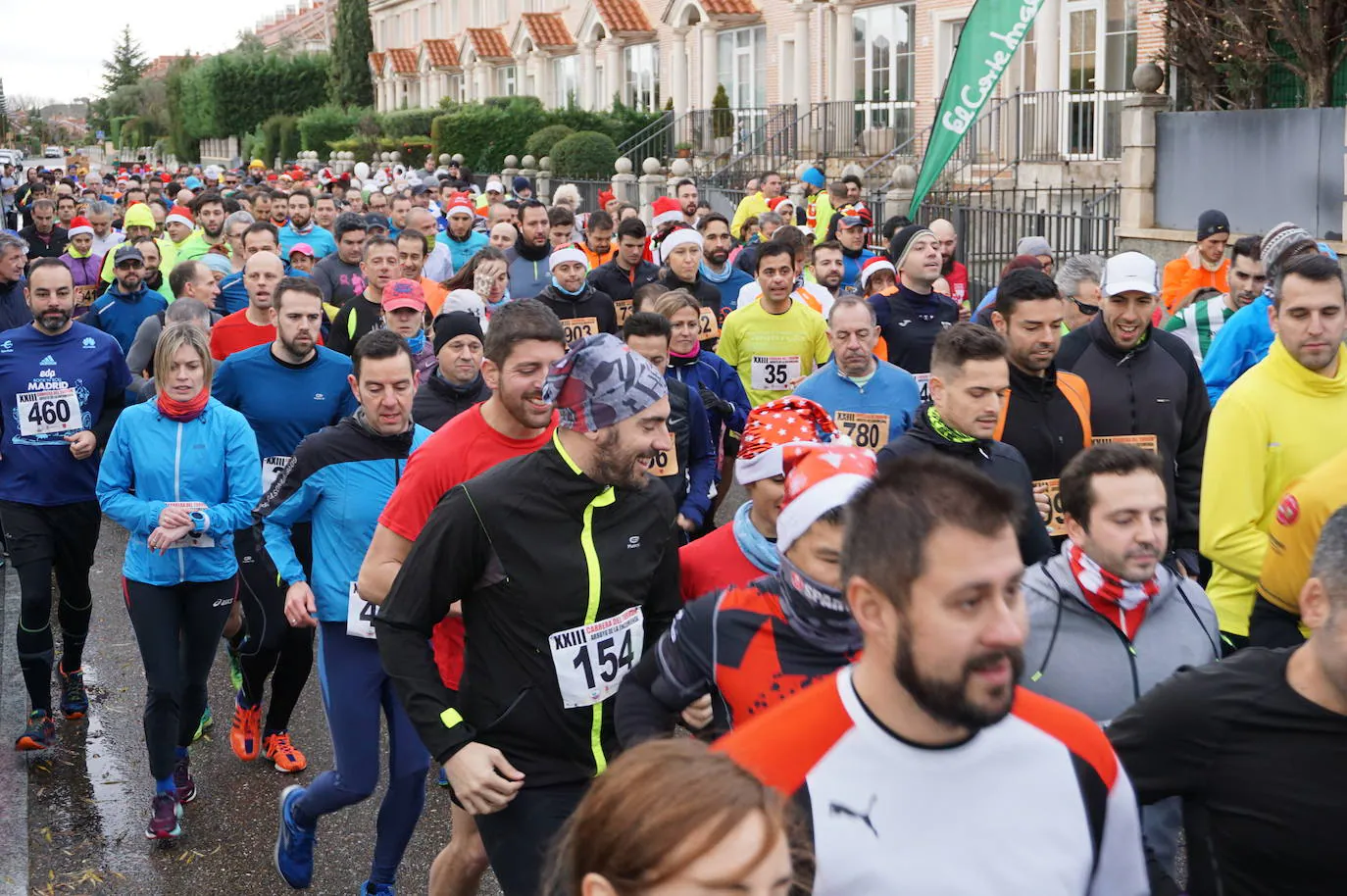 Los alegres y divertidos disfraces cobran protagonismo cada año en la Carrera del Turrón de Arroyo. 