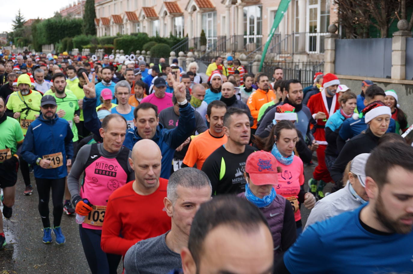 Los alegres y divertidos disfraces cobran protagonismo cada año en la Carrera del Turrón de Arroyo. 