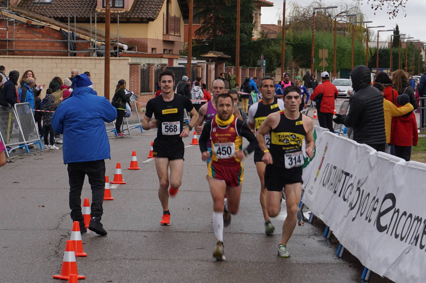 Los alegres y divertidos disfraces cobran protagonismo cada año en la Carrera del Turrón de Arroyo. 