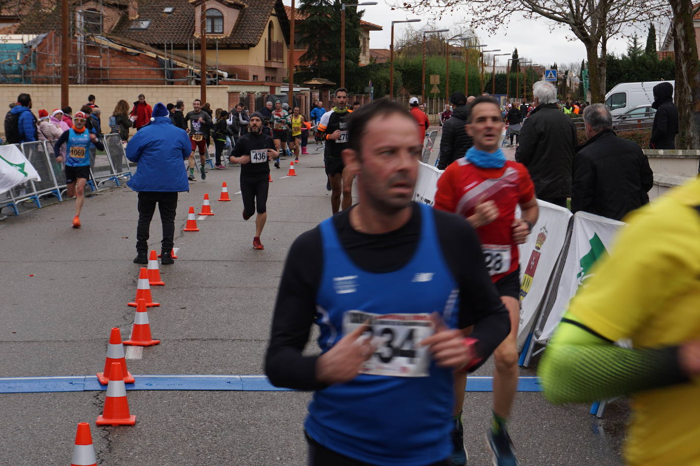 Los alegres y divertidos disfraces cobran protagonismo cada año en la Carrera del Turrón de Arroyo. 