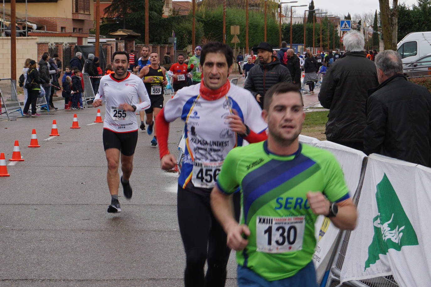 Los alegres y divertidos disfraces cobran protagonismo cada año en la Carrera del Turrón de Arroyo. 