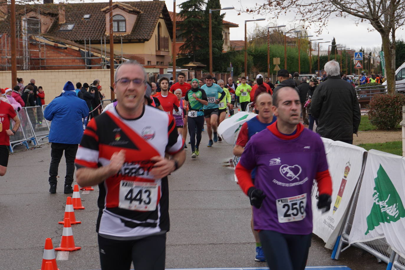 Los alegres y divertidos disfraces cobran protagonismo cada año en la Carrera del Turrón de Arroyo. 