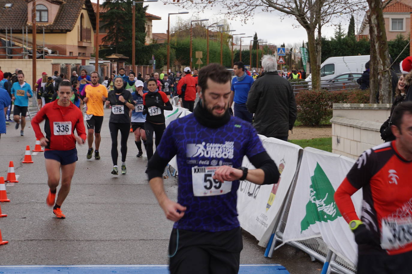 Los alegres y divertidos disfraces cobran protagonismo cada año en la Carrera del Turrón de Arroyo. 
