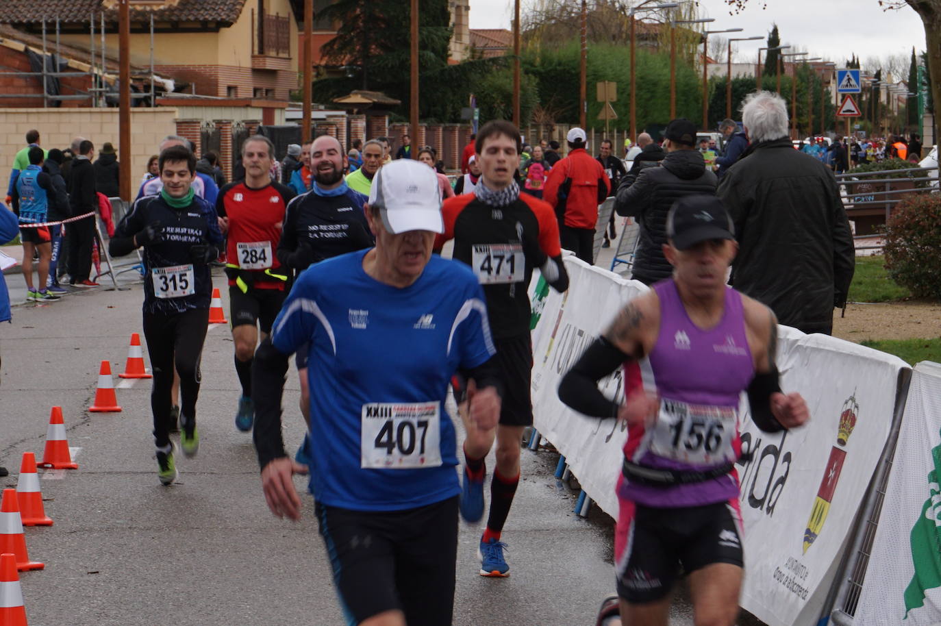 Los alegres y divertidos disfraces cobran protagonismo cada año en la Carrera del Turrón de Arroyo. 