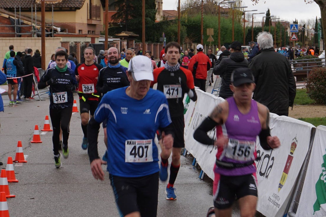 Los alegres y divertidos disfraces cobran protagonismo cada año en la Carrera del Turrón de Arroyo. 