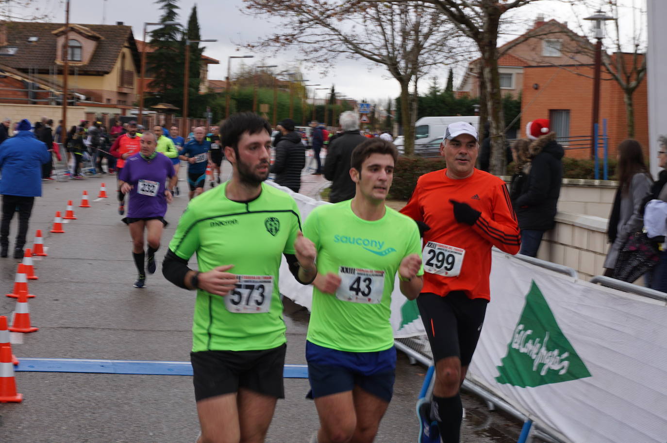 Los alegres y divertidos disfraces cobran protagonismo cada año en la Carrera del Turrón de Arroyo. 