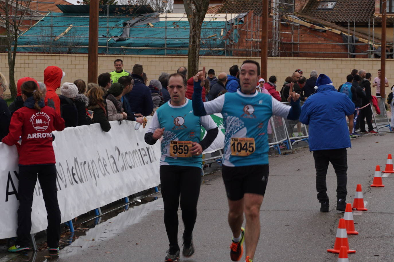 Los alegres y divertidos disfraces cobran protagonismo cada año en la Carrera del Turrón de Arroyo. 