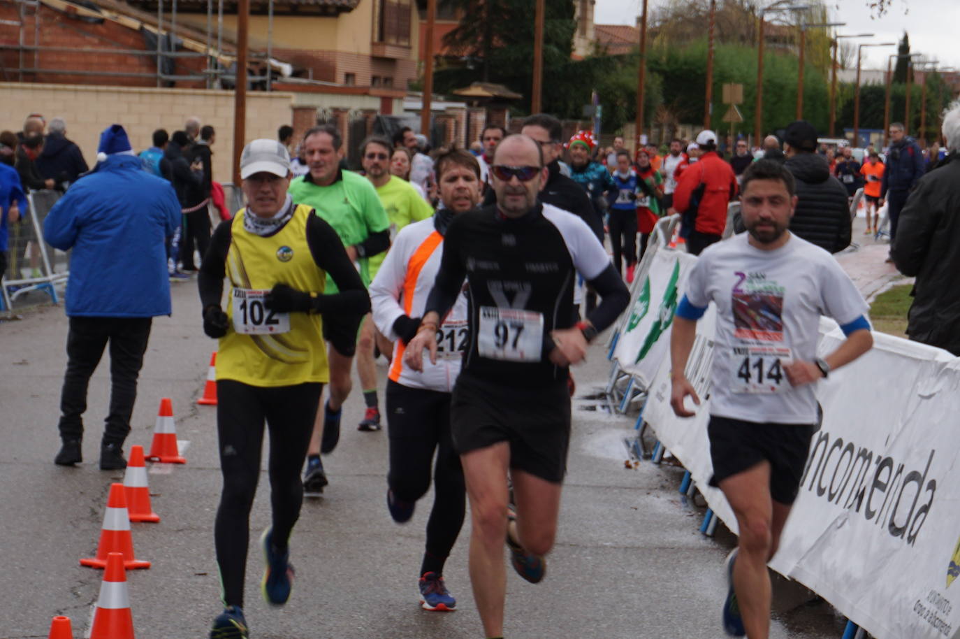 Los alegres y divertidos disfraces cobran protagonismo cada año en la Carrera del Turrón de Arroyo. 