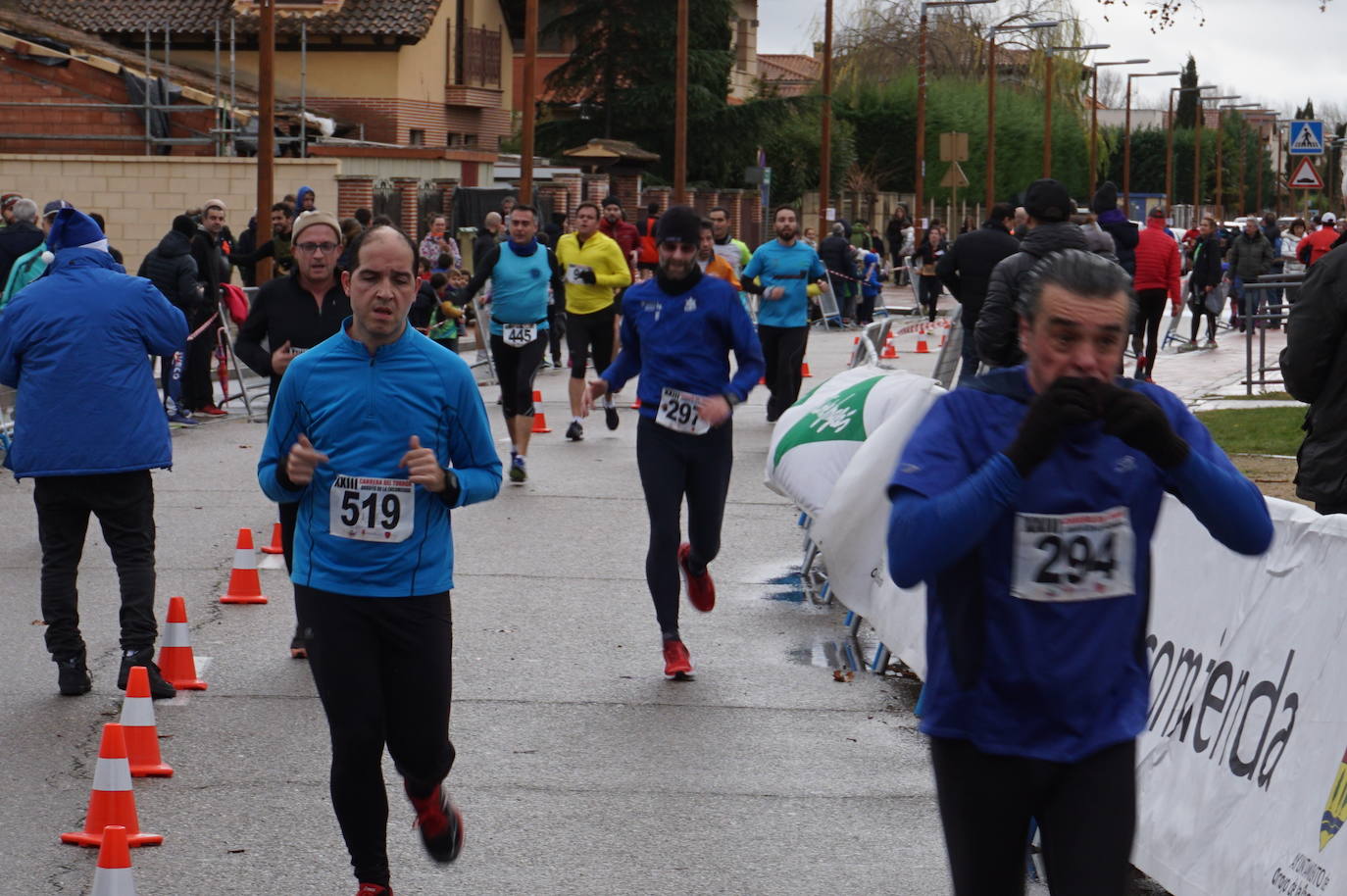 Los alegres y divertidos disfraces cobran protagonismo cada año en la Carrera del Turrón de Arroyo. 