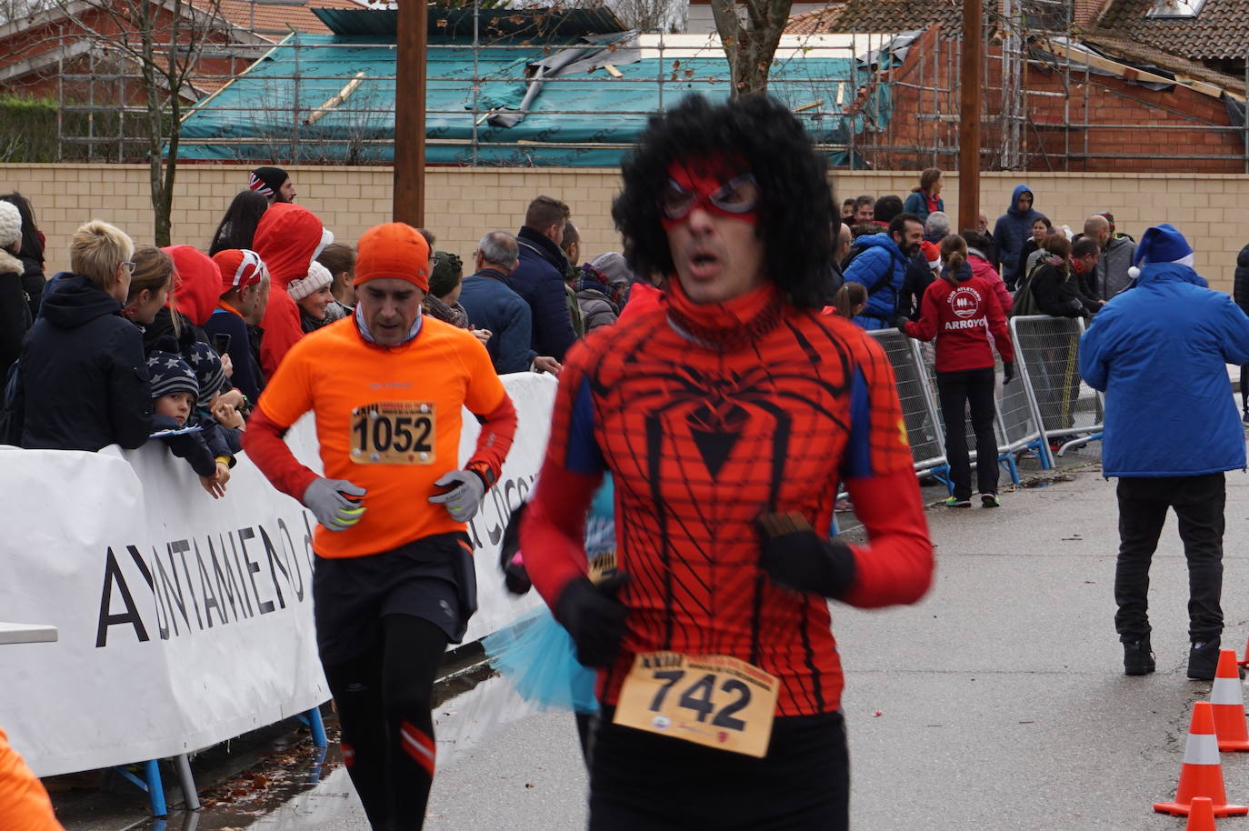 Los alegres y divertidos disfraces cobran protagonismo cada año en la Carrera del Turrón de Arroyo. 