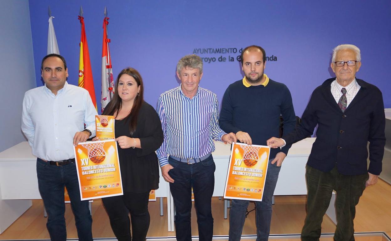 Autoridades y responsables del CB La Flecha en la presentación del torneo internacional de baloncesto de Arroyo. 