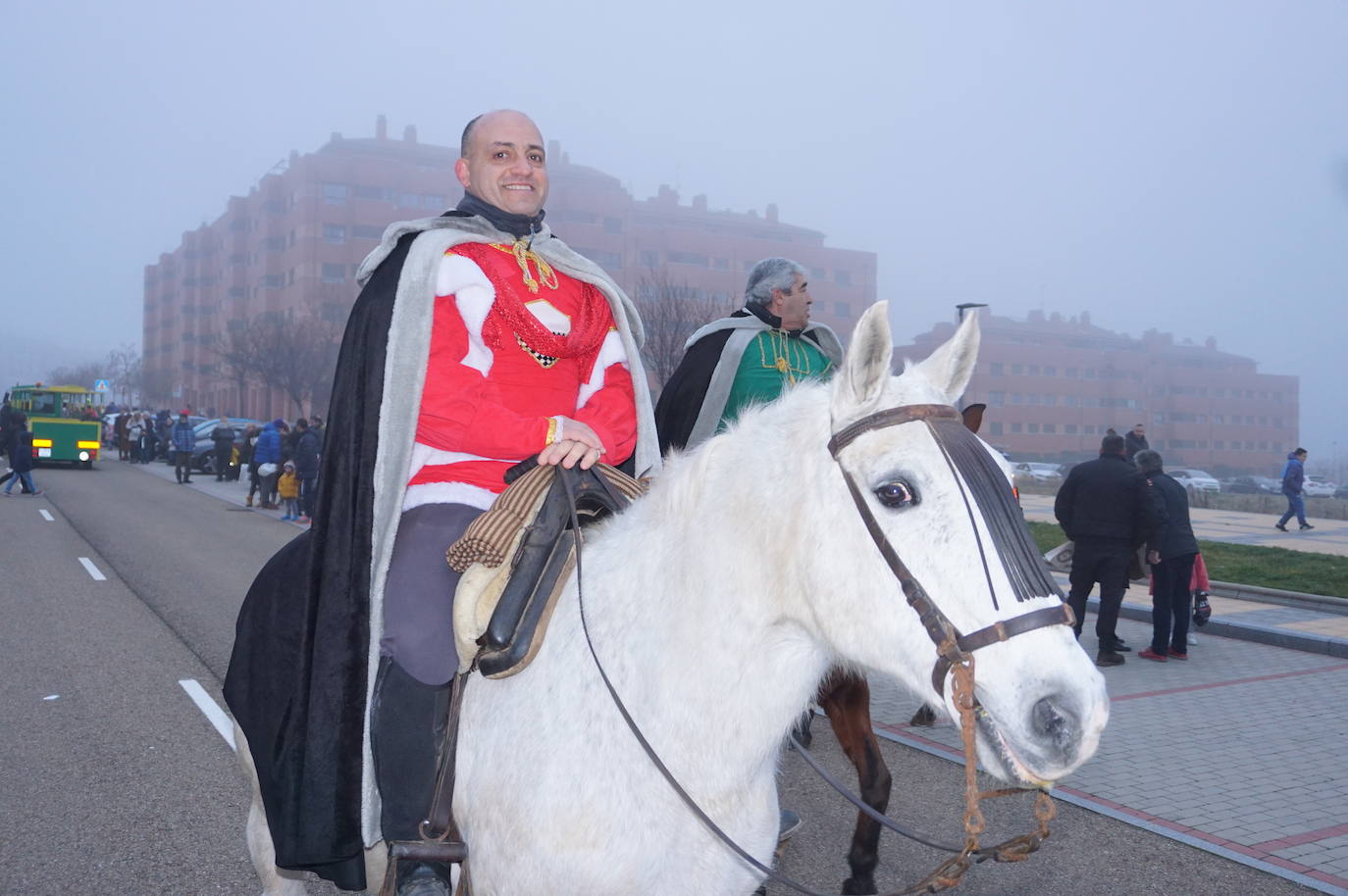 Baltasar lanza caramelos a los más pequeños de Arroyo desde su carroza. 