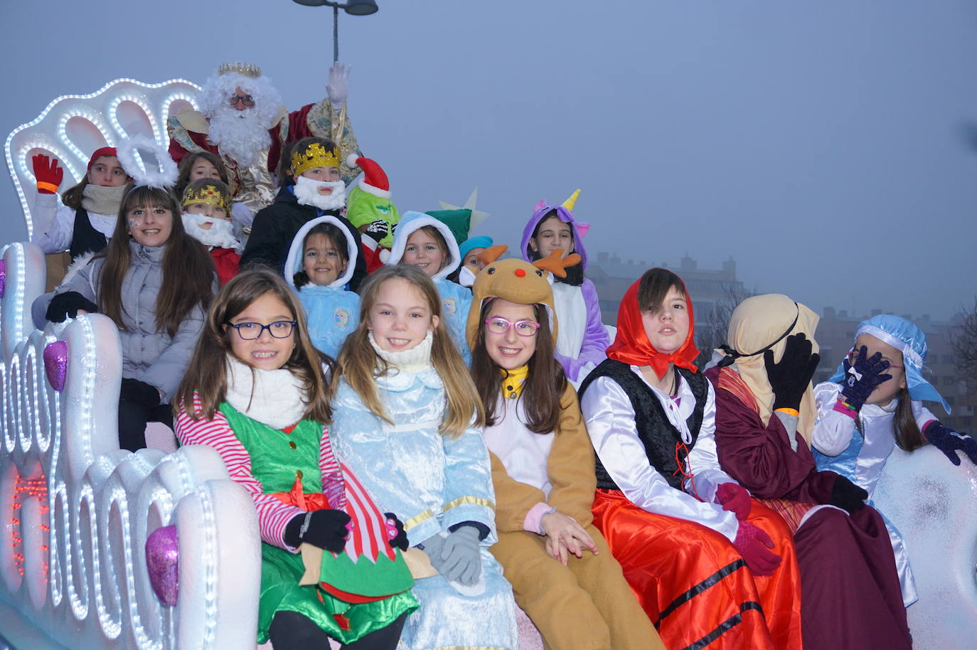 Baltasar lanza caramelos a los más pequeños de Arroyo desde su carroza. 