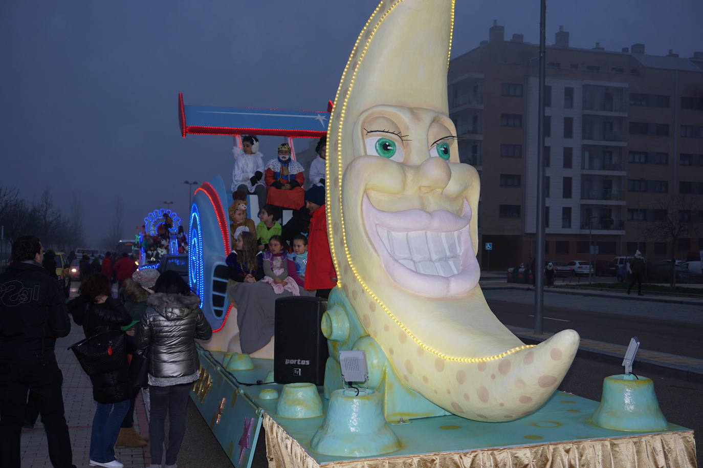 Baltasar lanza caramelos a los más pequeños de Arroyo desde su carroza. 