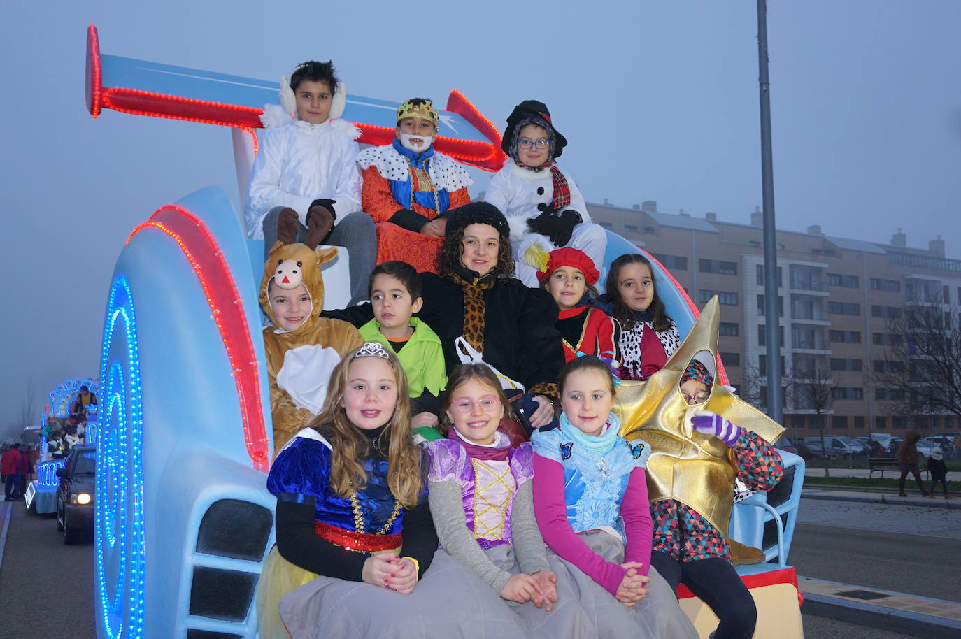 Baltasar lanza caramelos a los más pequeños de Arroyo desde su carroza. 