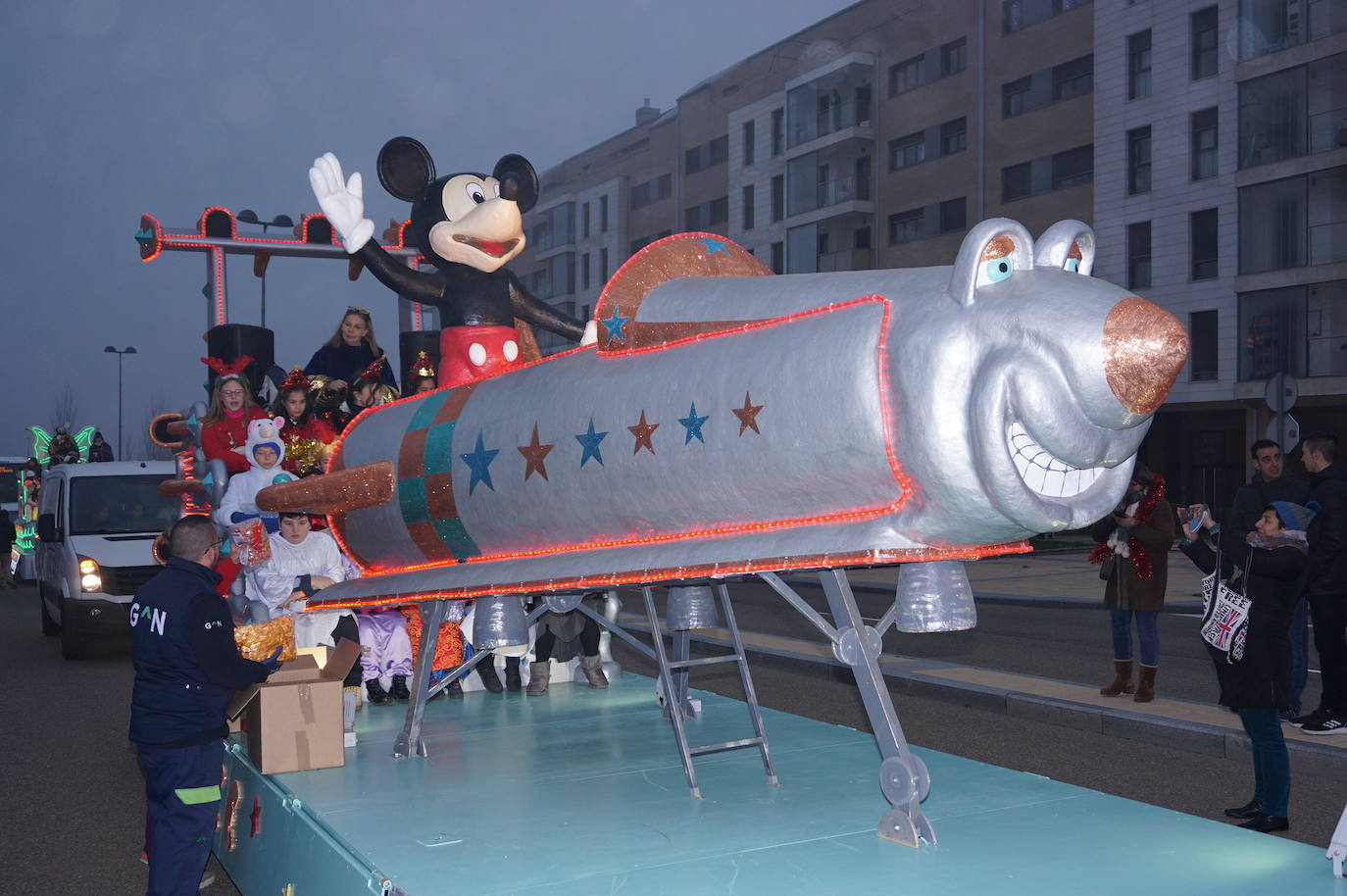 Baltasar lanza caramelos a los más pequeños de Arroyo desde su carroza. 