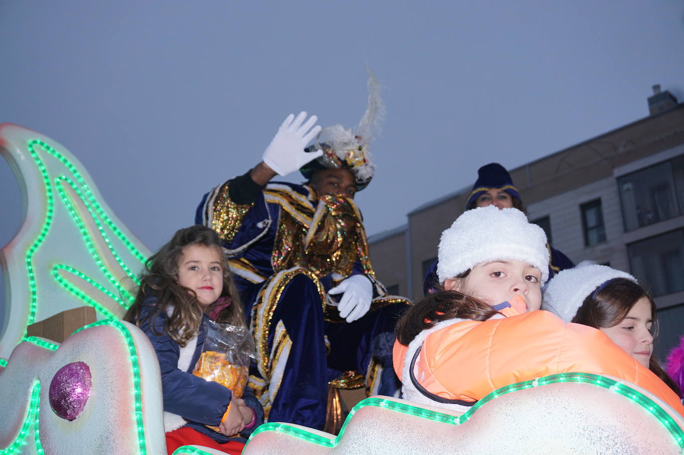Baltasar lanza caramelos a los más pequeños de Arroyo desde su carroza. 