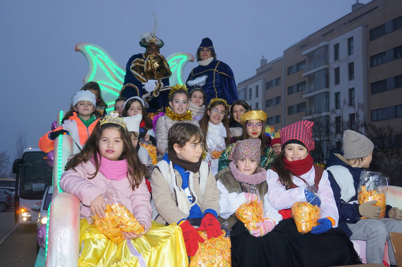Baltasar lanza caramelos a los más pequeños de Arroyo desde su carroza. 