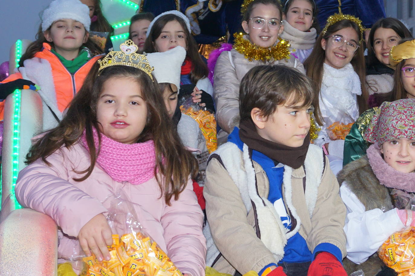 Baltasar lanza caramelos a los más pequeños de Arroyo desde su carroza. 