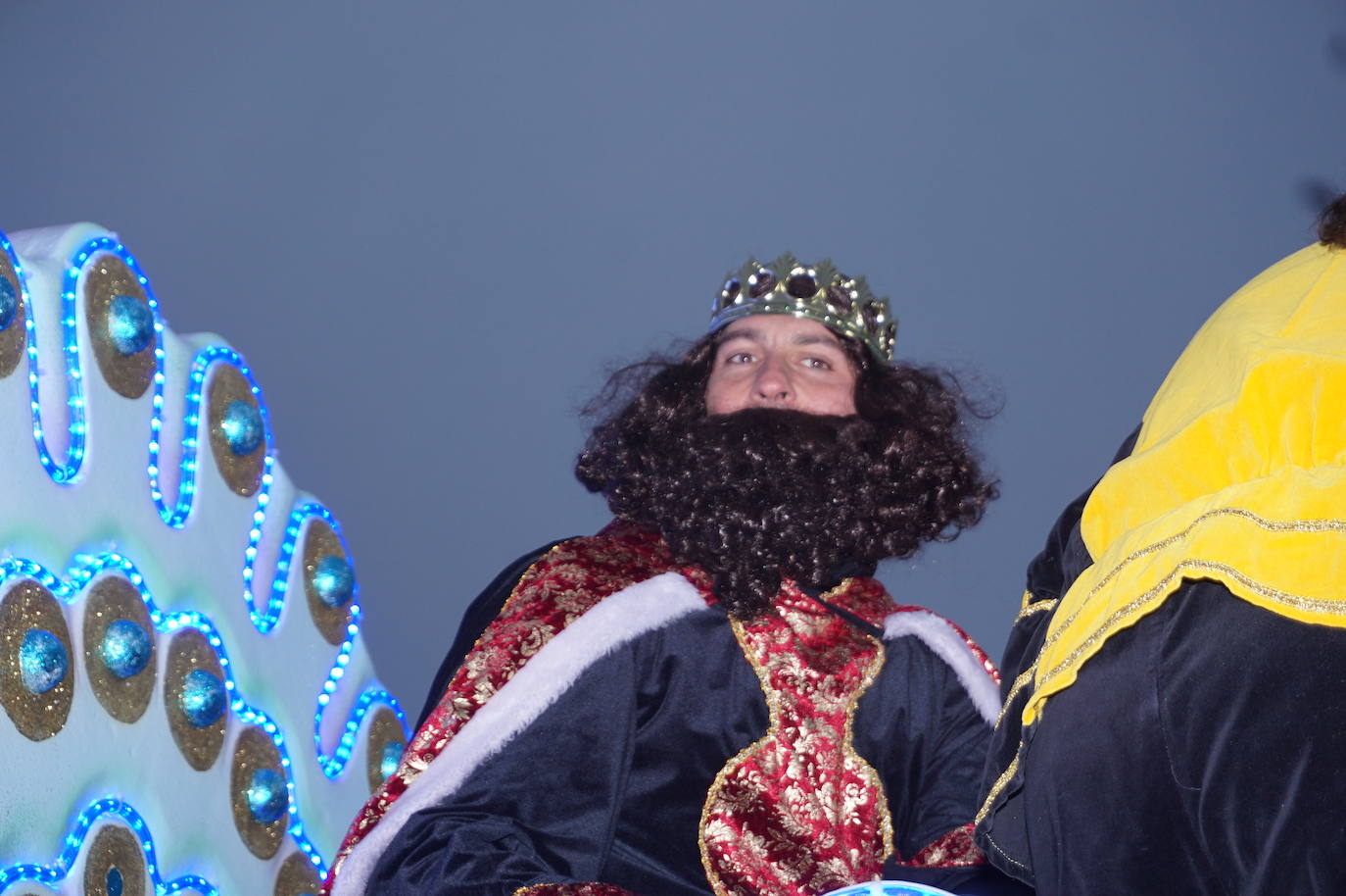 Baltasar lanza caramelos a los más pequeños de Arroyo desde su carroza. 