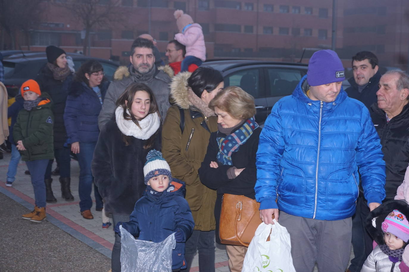 Baltasar lanza caramelos a los más pequeños de Arroyo desde su carroza. 