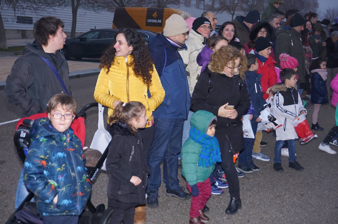 Baltasar lanza caramelos a los más pequeños de Arroyo desde su carroza. 