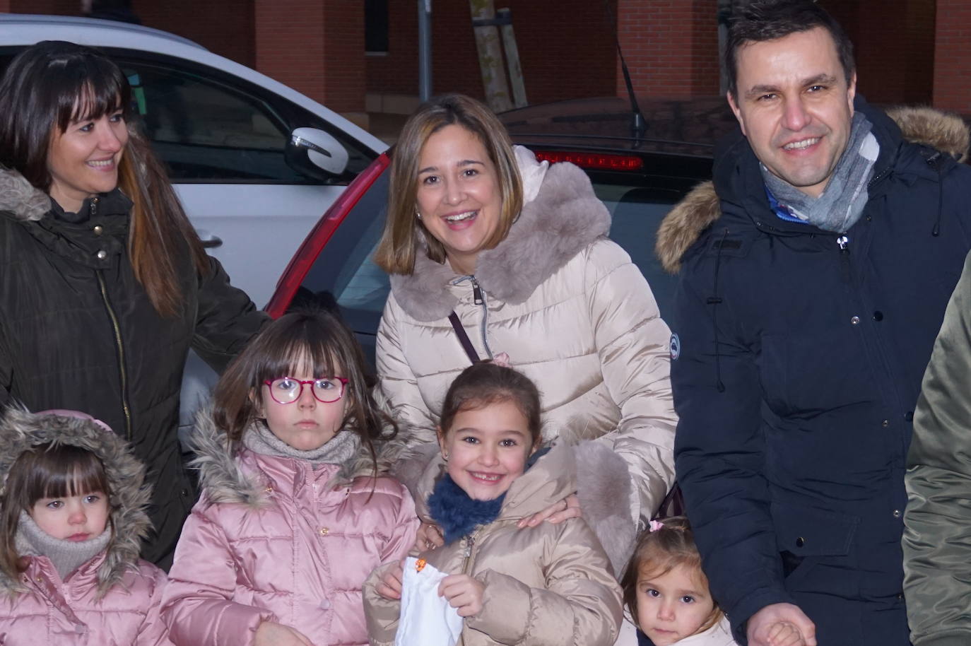 Baltasar lanza caramelos a los más pequeños de Arroyo desde su carroza. 