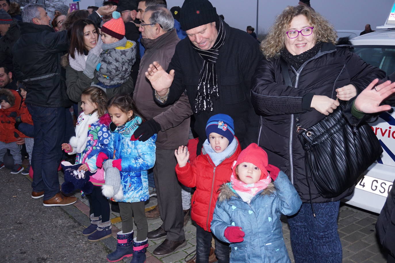 Baltasar lanza caramelos a los más pequeños de Arroyo desde su carroza. 