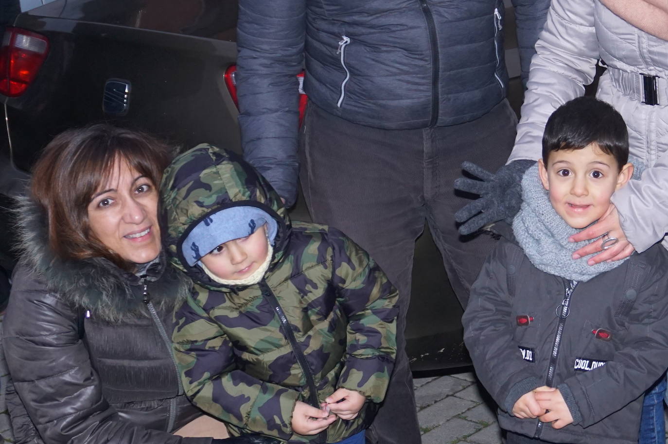 Baltasar lanza caramelos a los más pequeños de Arroyo desde su carroza. 