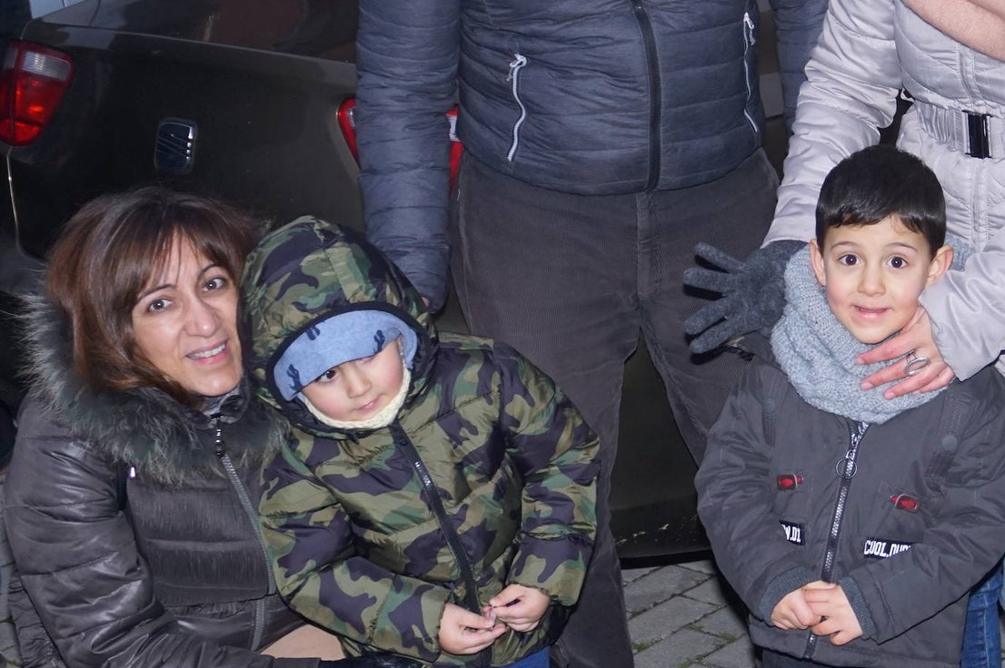 Baltasar lanza caramelos a los más pequeños de Arroyo desde su carroza. 