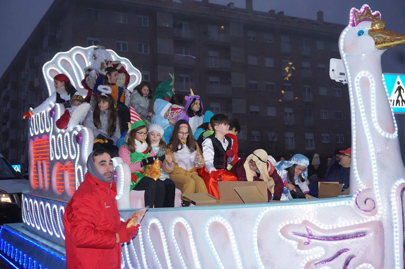 Baltasar lanza caramelos a los más pequeños de Arroyo desde su carroza. 