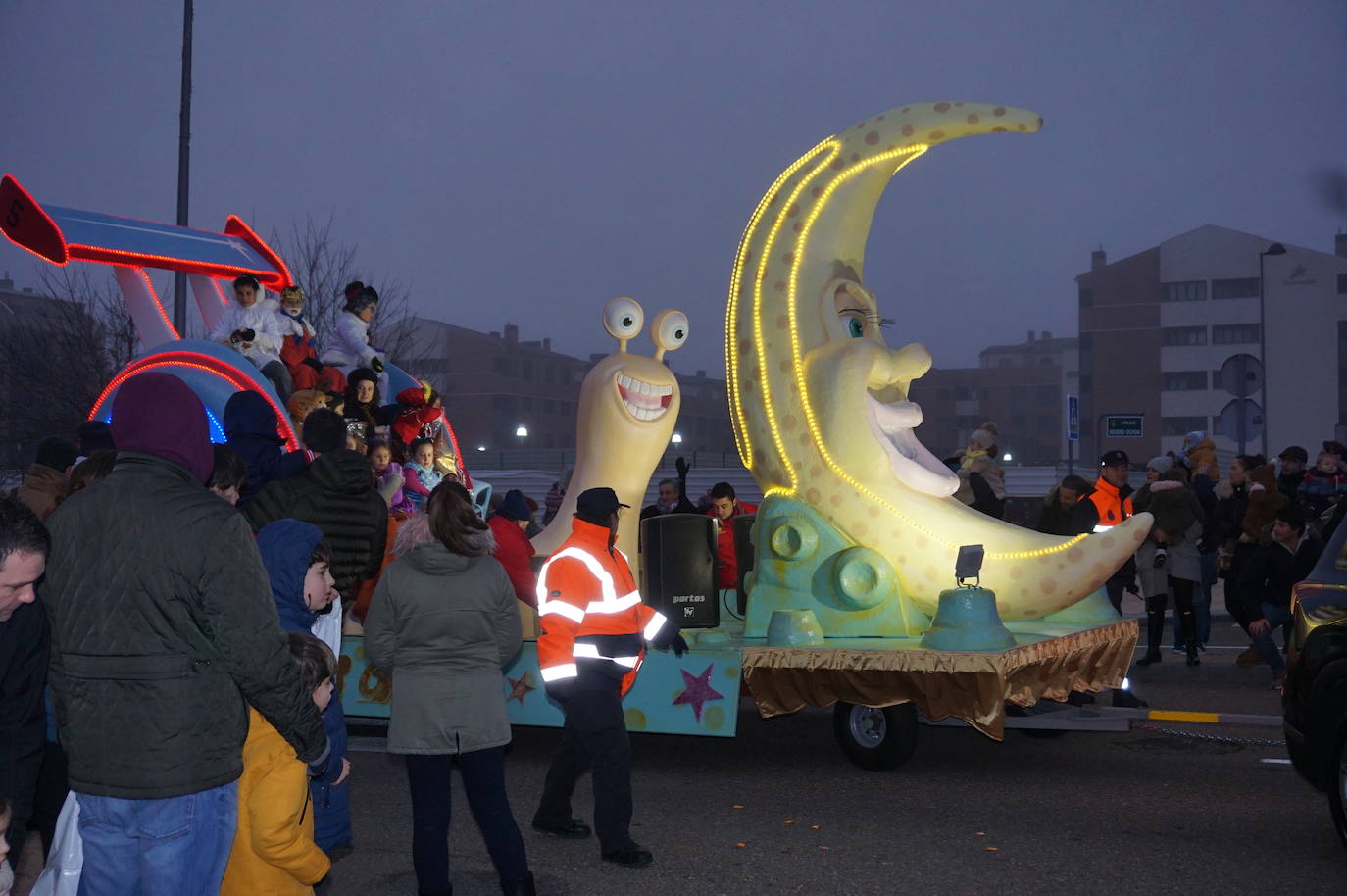 Baltasar lanza caramelos a los más pequeños de Arroyo desde su carroza. 