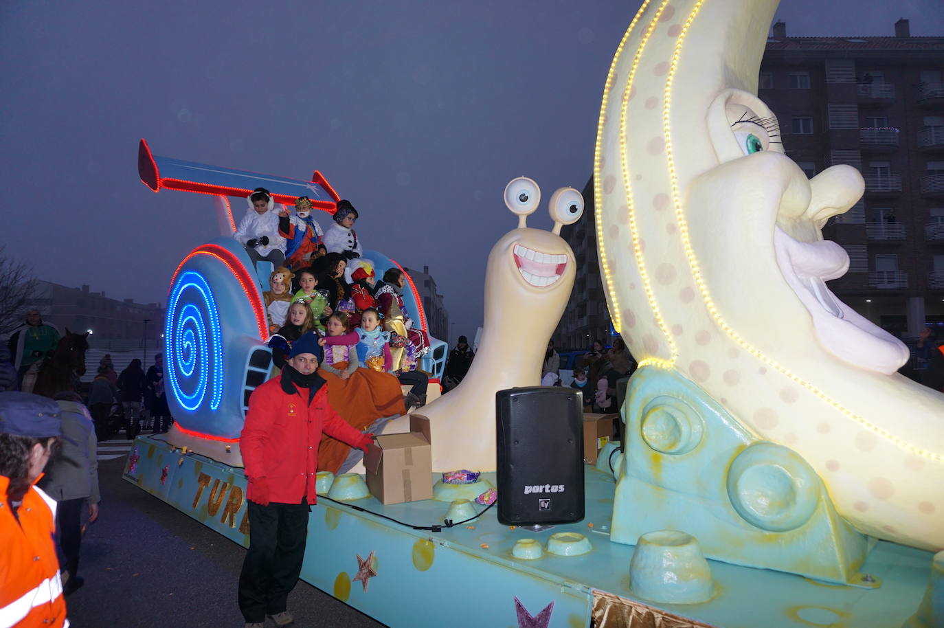 Baltasar lanza caramelos a los más pequeños de Arroyo desde su carroza. 