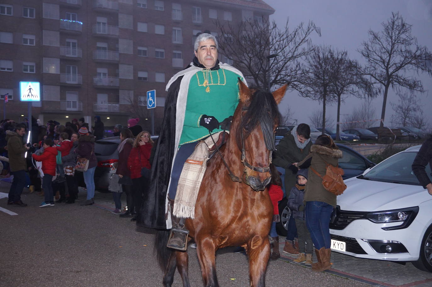 Baltasar lanza caramelos a los más pequeños de Arroyo desde su carroza. 