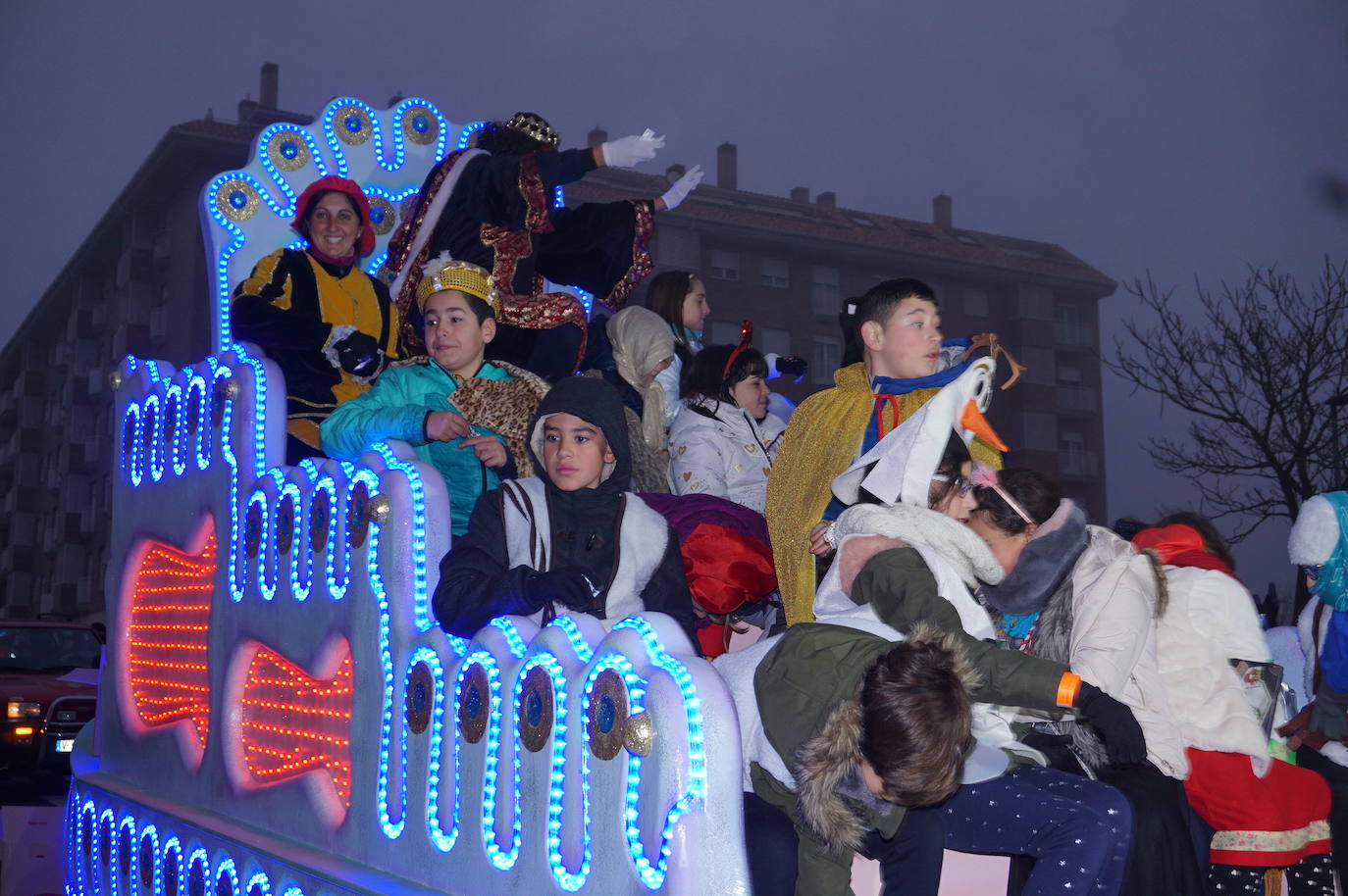 Baltasar lanza caramelos a los más pequeños de Arroyo desde su carroza. 