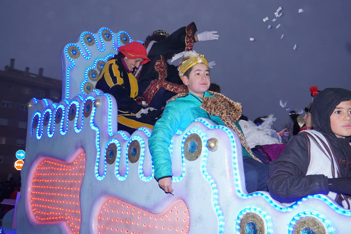 Baltasar lanza caramelos a los más pequeños de Arroyo desde su carroza. 