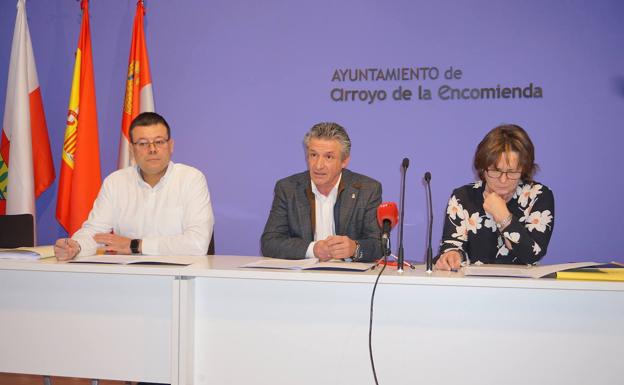 El alalde de Arroyo, Sarbelio Fernández, en el centro, fue el encargado de desgranar los aspectos más destacados de los presupuestos previstos para el municipio en el 2020. 