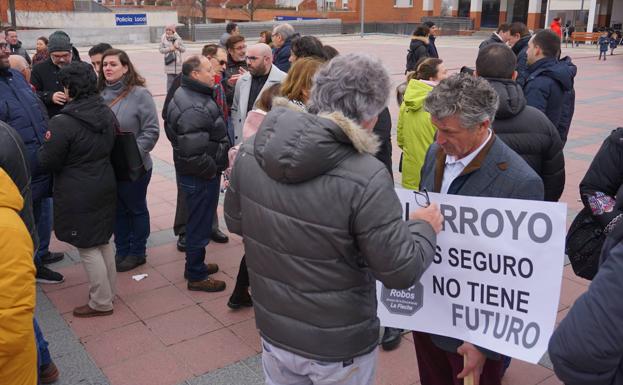 El alcalde, Sarbelio Fernández, conversa con uno de los vecinos durante el transcurso de la concentración. 