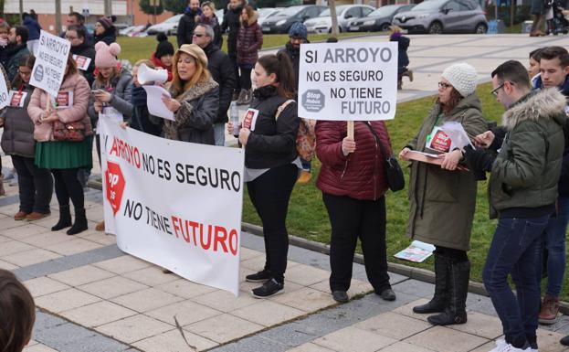 La persona que se ha erigido en portavoz de STOP robos en Arroyo, Mara Martínez, leyendo el manifiesto. 