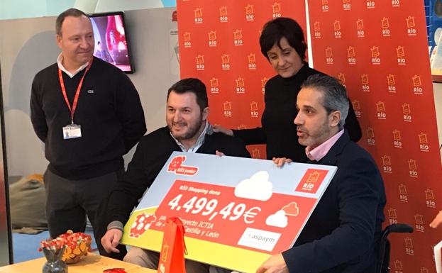 Ángel de Propios, presidente de Federación nacional ASPAYM, recogiendo el cheque por un importe de casi 4.500 euros. 