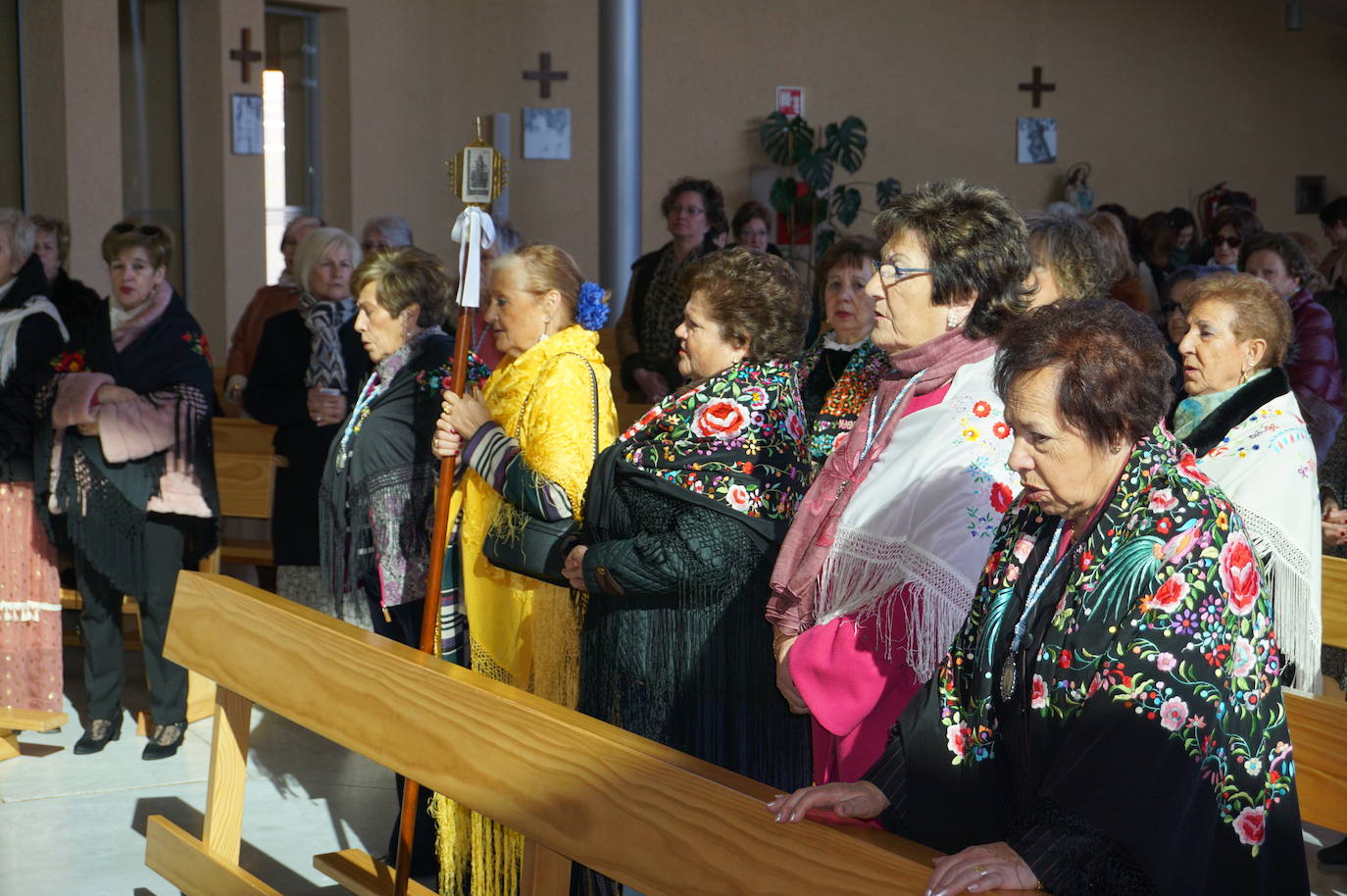 Traspaso de la vara de mando entre la Águeda saliente y la entrante. 
