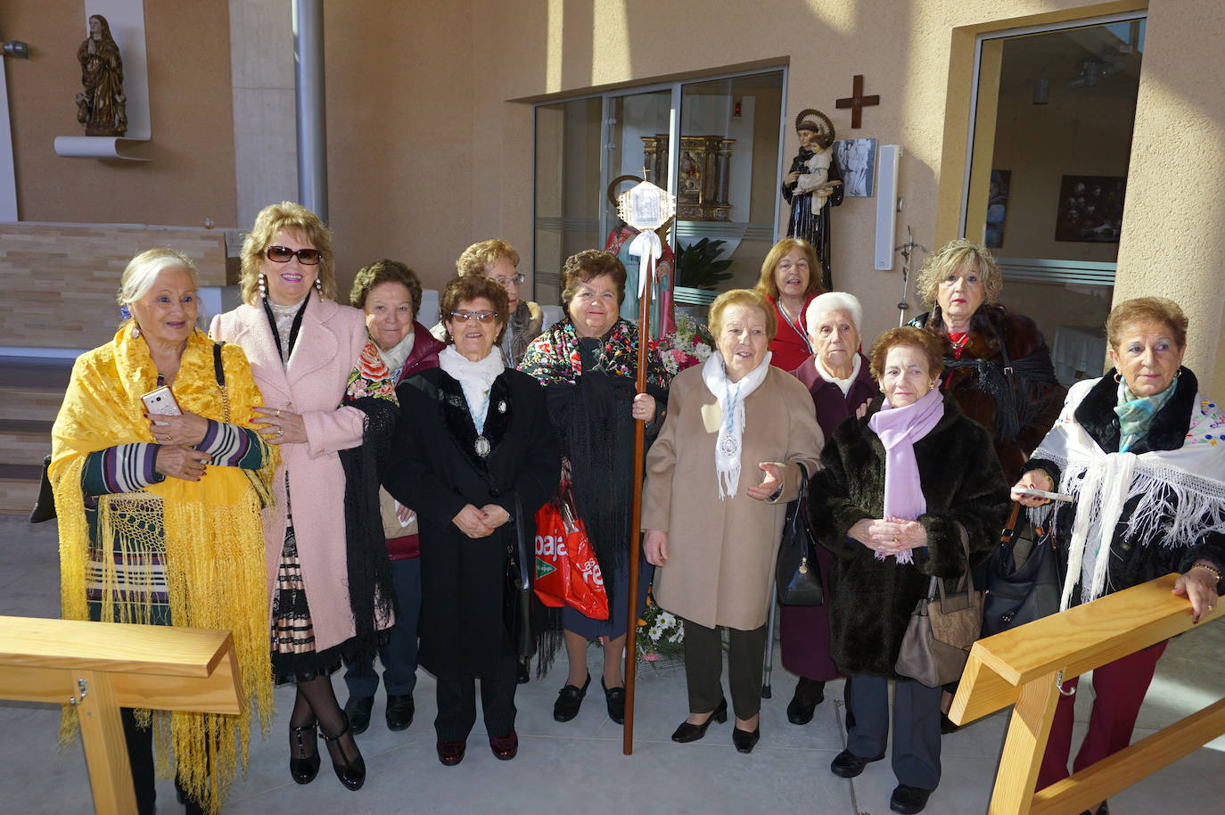 Traspaso de la vara de mando entre la Águeda saliente y la entrante. 