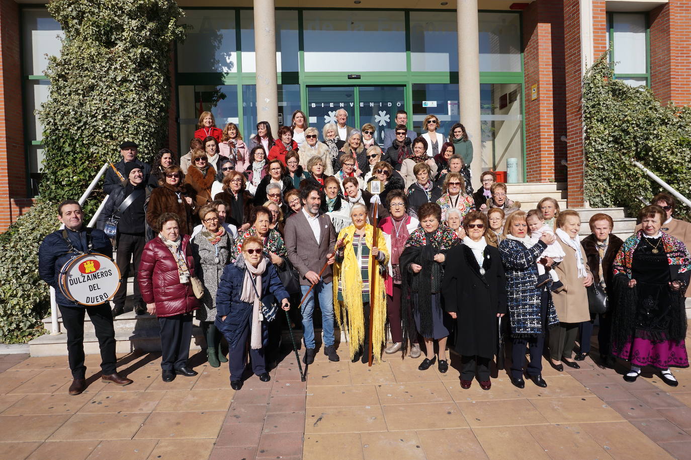 Traspaso de la vara de mando entre la Águeda saliente y la entrante. 