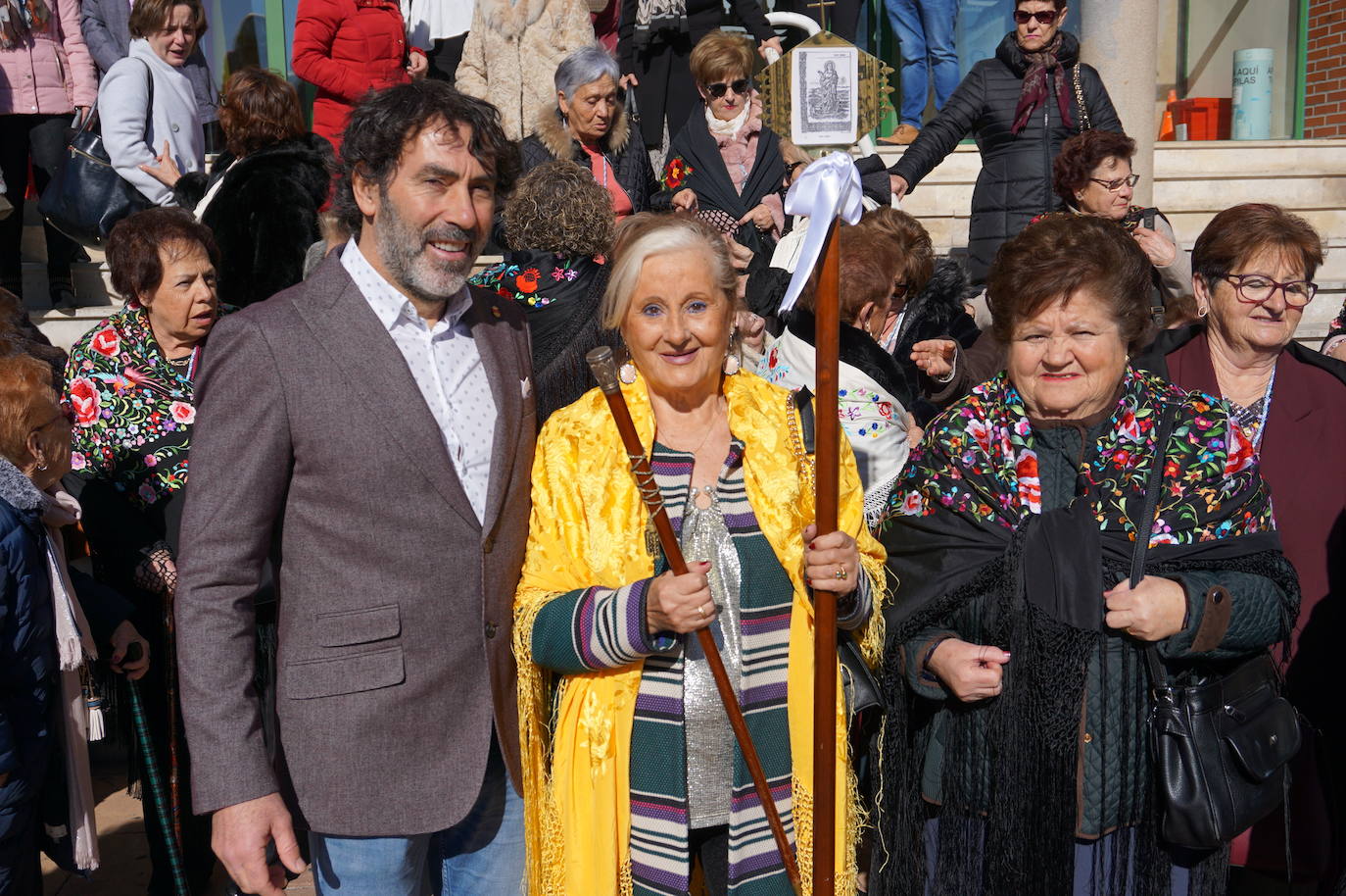 Traspaso de la vara de mando entre la Águeda saliente y la entrante. 