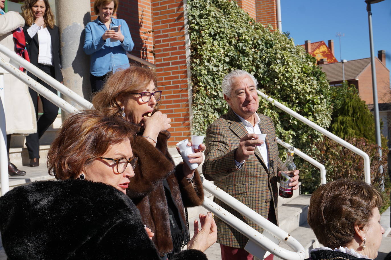 Traspaso de la vara de mando entre la Águeda saliente y la entrante. 