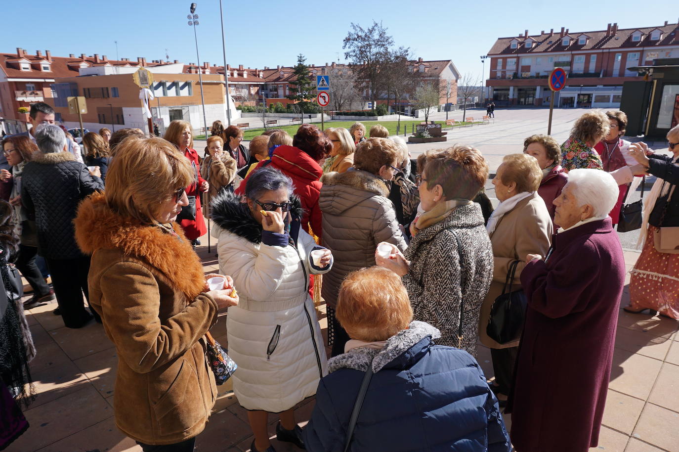 Traspaso de la vara de mando entre la Águeda saliente y la entrante. 