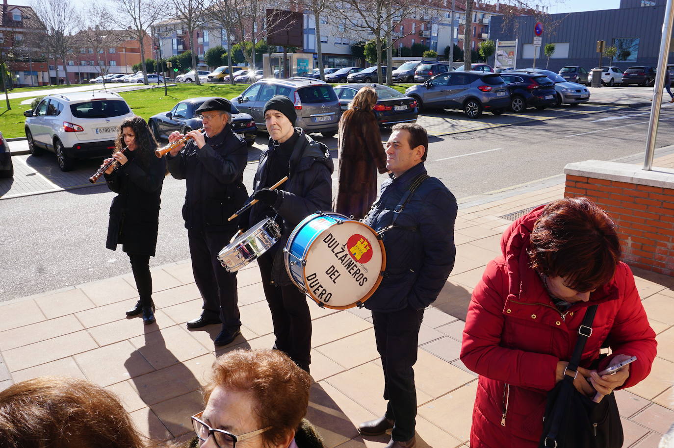 Traspaso de la vara de mando entre la Águeda saliente y la entrante. 