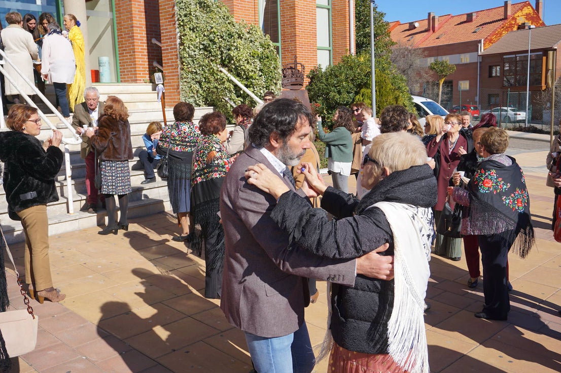 Traspaso de la vara de mando entre la Águeda saliente y la entrante. 