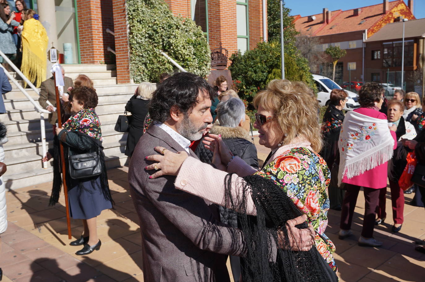 Traspaso de la vara de mando entre la Águeda saliente y la entrante. 